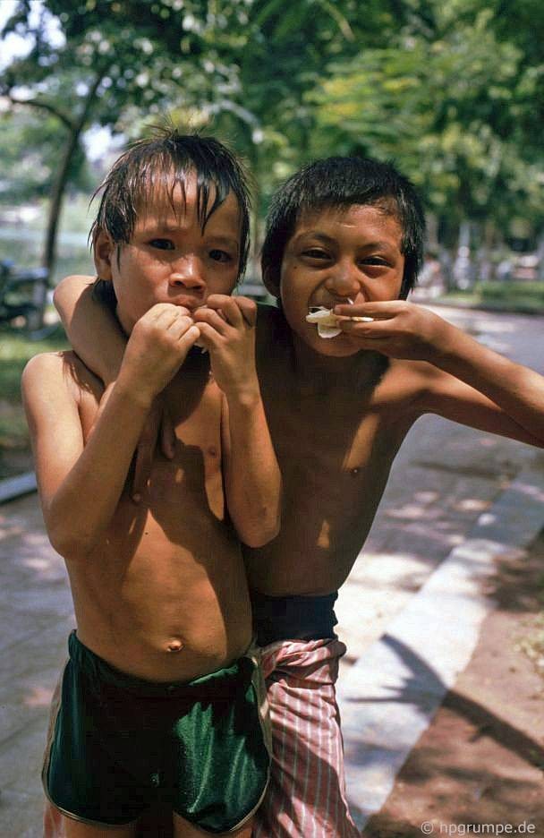 Trẻ em lang thang ở Hồ Gươm, 1993.